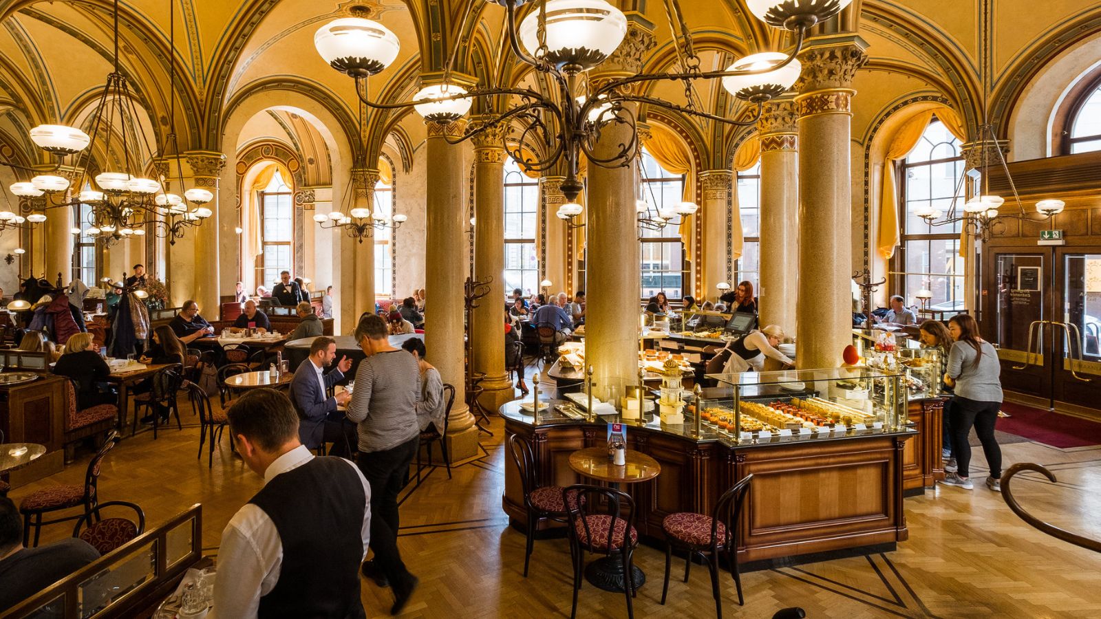 thực khách và quầy bánh ngọt bên trong quán Café Central, Vienna, Australia