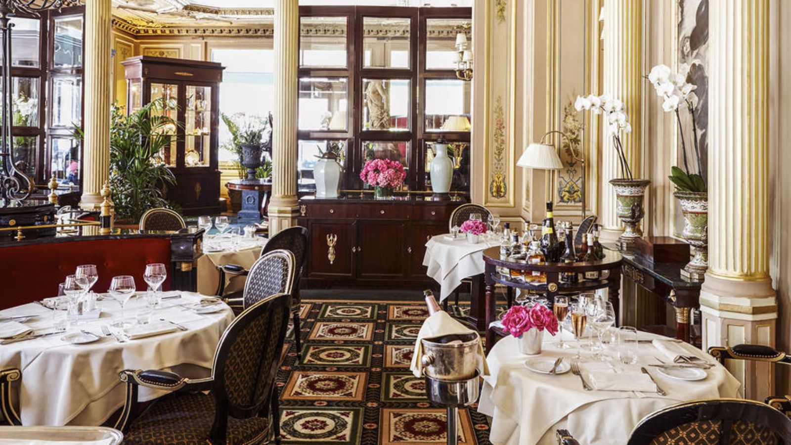 không gian quán Café de la Paix, Paris, Pháp với phong cách trang trí tinh tế, 4 chiếc bàn tròn trong không gian tone trắng chủ đạo