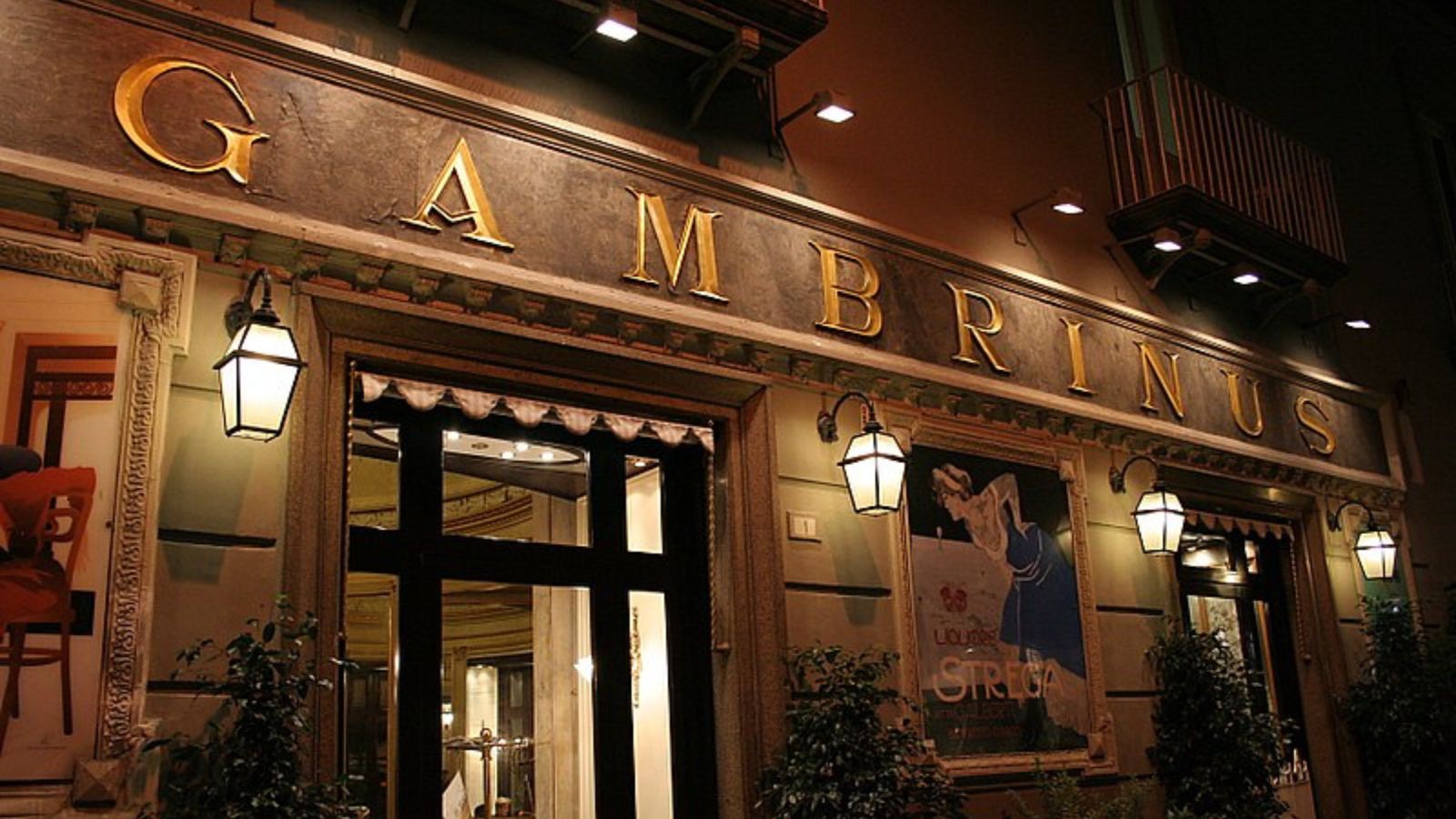 biển hiệu Caffè Gambrinus, Naples và trang trí đèn bên ngoài của quán cafe đẹp nhất thế giới 