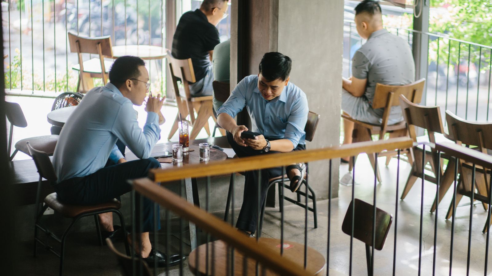 văn hoá cafe và trà việt nam, hình ảnh nhóm bạn trẻ đang ngồi uống cafe tại The Local Beans Đà Nẵng
