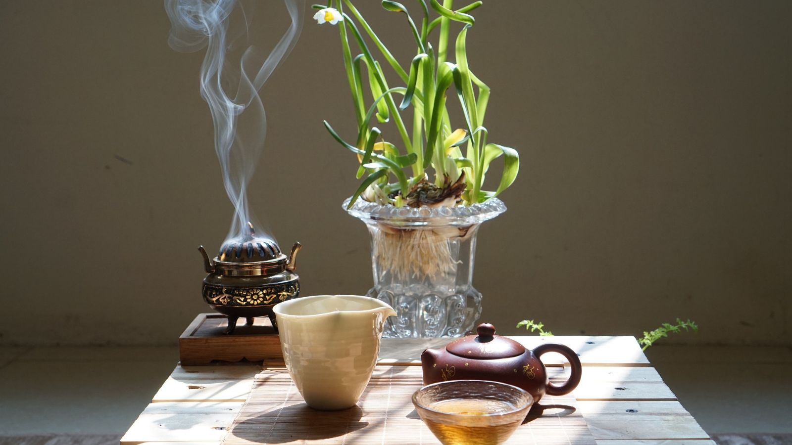 văn hoá cafe và trà việt nam, hình ảnh bộ ấm trà, hoa lan và trầm hương, sự kết hợp giữa truyền thống và hiện đại