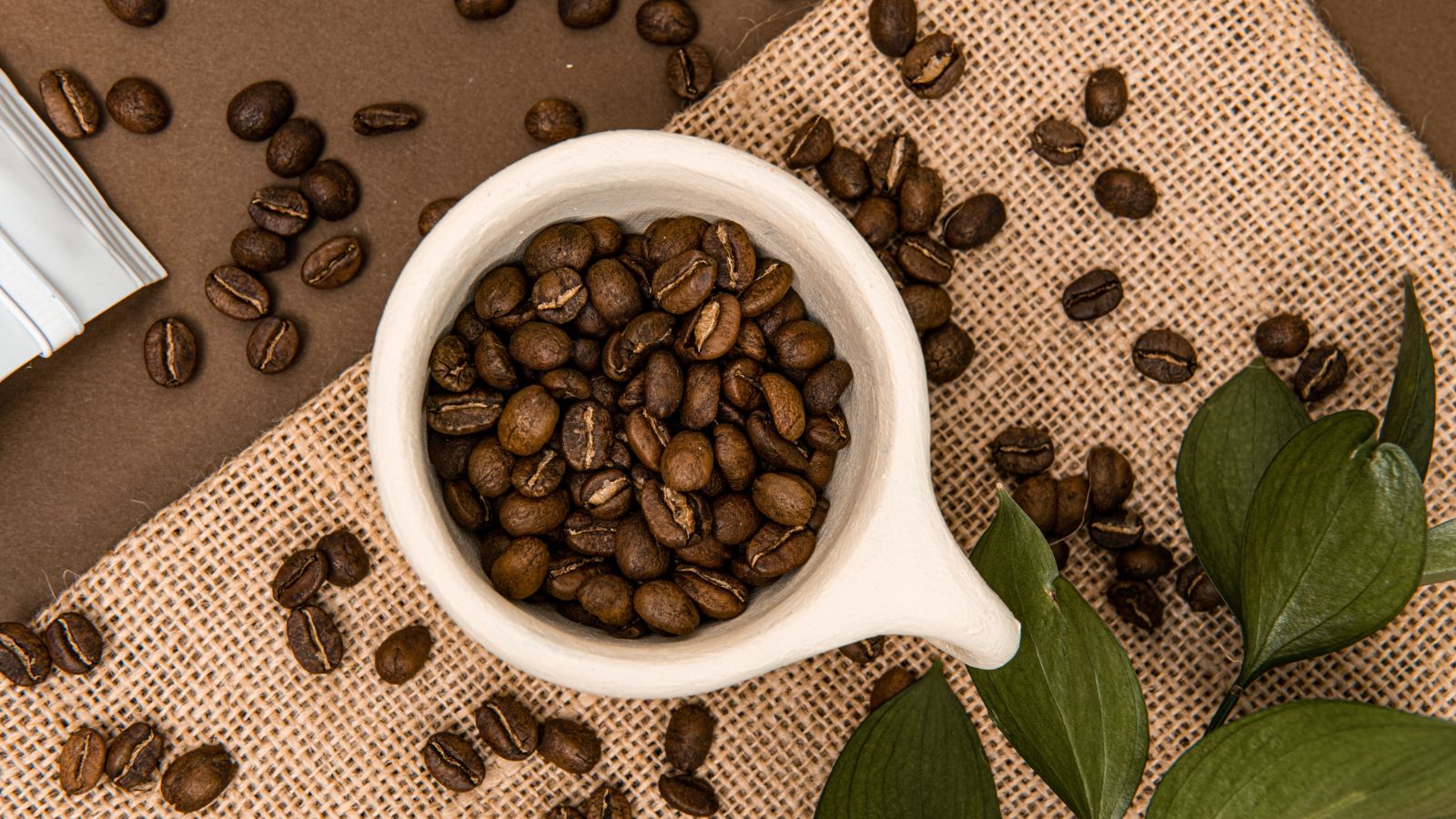 cốc cà phê hạt arabica việt nam được trang trí đẹp mắt