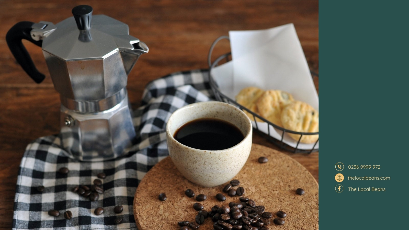 bình cà phê moka và tách cà phê, hạt cà phê